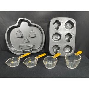 Halloween Baking Bundel, Wilton Pumpkin Cake Pan & Measuring Cups, Mini Pan